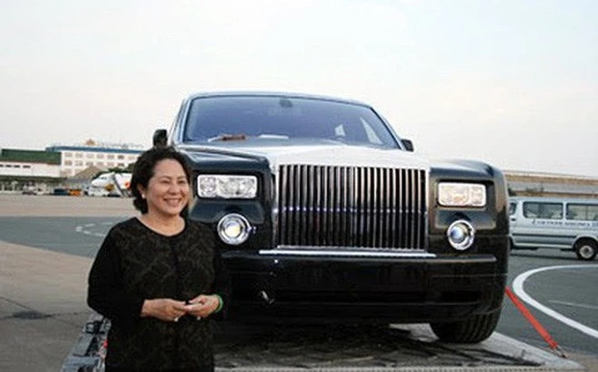 Rolls-Royce Phantom màu xanh của bà Dương Thị Bạch Diệp nhập về Việt Nam vào tháng 1/2008. Riêng tiền vận chuyển bằng máy bay đã tốn 10.000 USD. Tổng giá trị xe tại Việt Nam khoảng 1,3 triệu USD (khoảng 26 tỷ đồng vào năm 2008). Ảnh: Internet