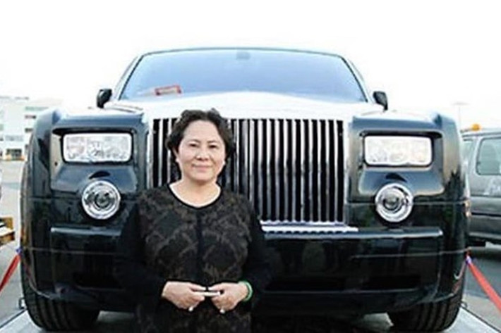Bên cạnh đó, bà còn được biết đến là nữ đại gia sở hữu Rolls-Royce chính hãng đầu tiên ở Việt Nam. Ảnh: Vietnamnet