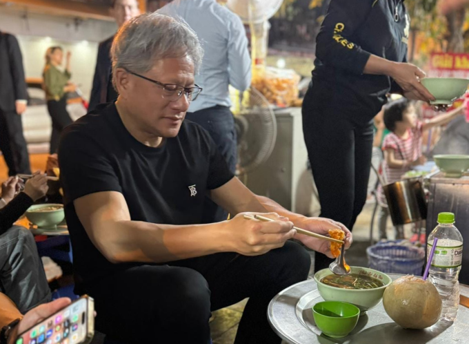 Vừa đến Việt Nam, CEO Nvidia thu hút sự chú ý của cộng đồng mạng khi lập tức đi thăm thú thưởng thức món đồ uống bình dân của Hà Nội. Ảnh: Facebook
