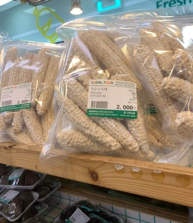 Những lõi ngô này được tách hạt bằng tay hoặc bằng dụng cụ đảm bảo vệ sinh, giữ sạch và có thể đun nước để uống. Người Hàn Quốc thường mua lõi ngô về để đun nước uống giống như hãm trà vì cho rằng lõi ngô có tác dụng chữa bệnh. Ảnh: Facebook