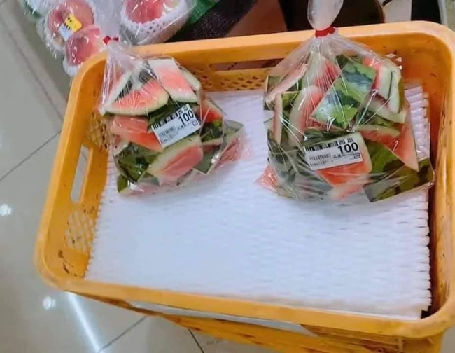 Nếu như cùi và vỏ dưa hấu là thứ bỏ đi ở nước ta thì tại Nhật Bản, vỏ dưa hấu là mặt hàng được đóng gói cẩn thận bán trong siêu thị. Ảnh: Facebook
