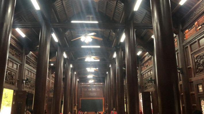 Gỗ lim xây dựng nhà sàn được nhập khẩu từ Lào. Đáng chú ý, những cây gỗ lim nguyên khối lên hơn 900 tuổi. Ảnh: Plo
