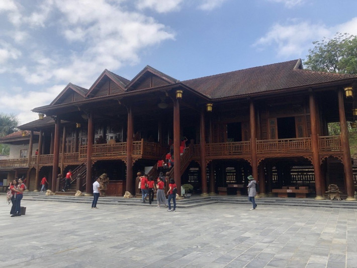 Nhà sàn có lan can bao quanh mặt trước và mặt sau, 15 bậc cầu thang lên xuống của 2 cửa chính thể hiện sự tinh tế quan điểm về vũ trụ, âm dương ngũ hành và nhân – sinh – quan cao đẹp. Ảnh: Plo