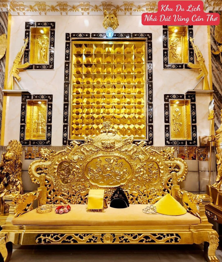 Bên trong ngôi nhà có đến hàng trăm món đồ được dát vàng tinh xảo đến từng chi tiết. Ảnh: Facebook