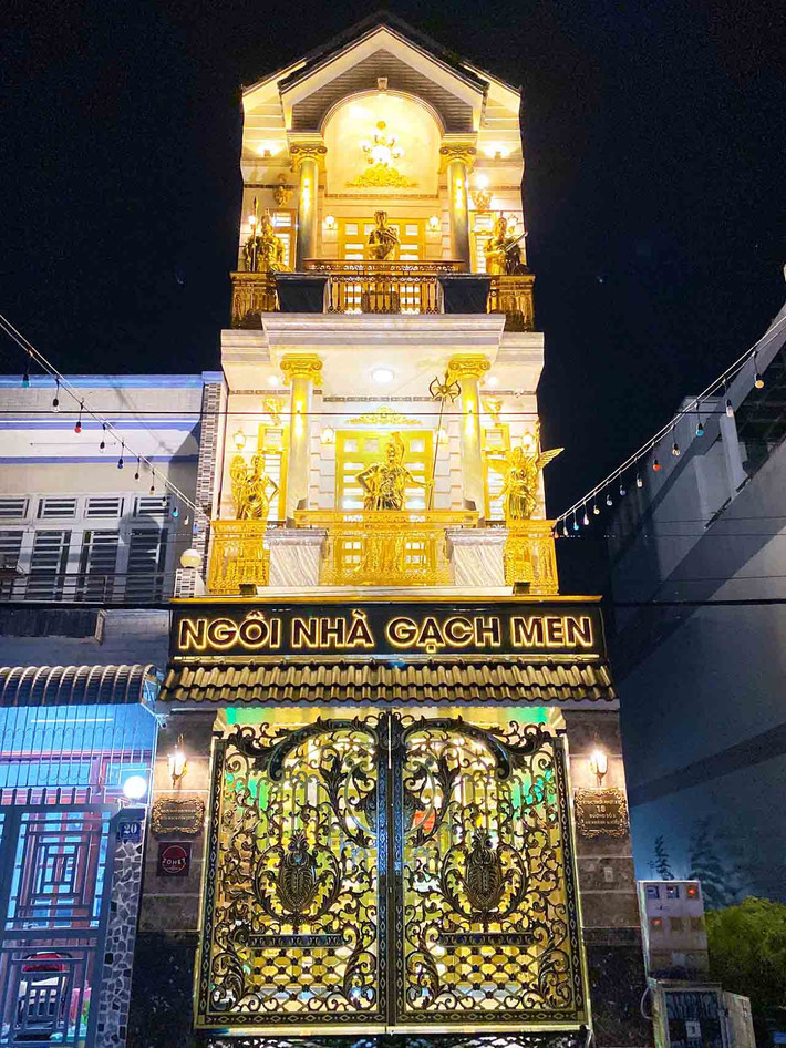 Tọa lạc tại số 18, đường số 6, khu dân cư Thới Nhựt 2, thuộc phường An Khánh, quận Ninh Kiều, TP Cần Thơ, ngôi nhà dát vàng của ông N.V.T. đã làm mưa làm gió khuấy động cả vùng từ những ngày đầu xuất hiện. Ảnh: Nụ cười Mê Kong