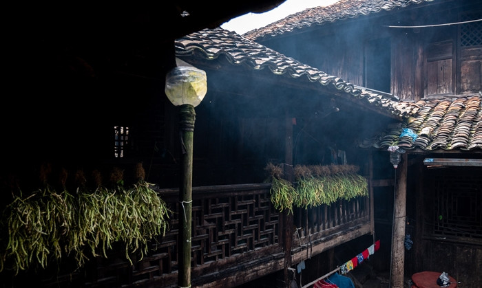 Lan can gỗ chạy dọc tầng 2 của ngôi nhà cổ. Ảnh: Vietnamnet