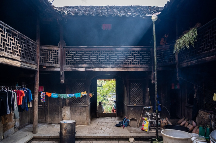 Toàn bộ ngôi nhà cổ gồm ba khối lớn ghép lại, trong đó hai nhà bên hông trái - phải thụt lại hình ngang. Ảnh: Nguoiquansat