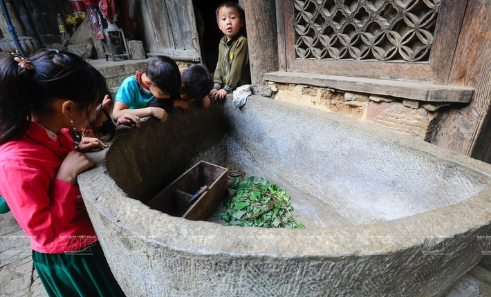 Bể tắm được đục đẽo từ đá nguyên khối là một trong những vật dụng đặc biệt nhất của căn nhà. Ảnh: VNP