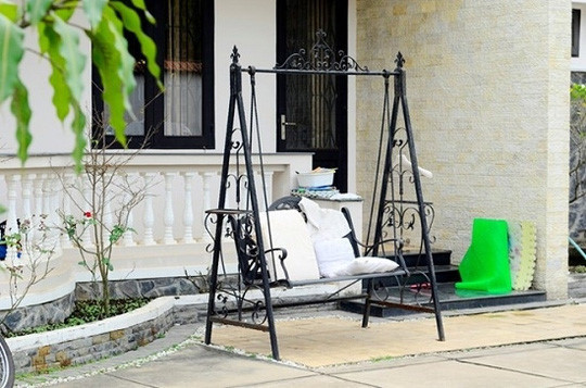 Bên hông nhà là xích đu sắt tạo thành không gian thư giãn.