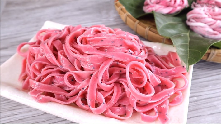 Ngoài ra còn mì trộn spaghetti và phở thanh long đỏ. Ảnh: Bachhoaxanh
