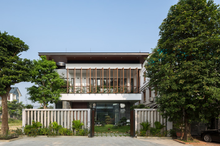 Nằm trong khu đô thị mới trên đường Hòa Phong kéo dài, TP Việt Trì, tỉnh Phú Thọ, ngôi nhà có mặt tiền hướng Đông Nam, giáp đường rộng 45m, mặt sau là Tây Bắc, giáp đường nội bộ 12,5 mét.