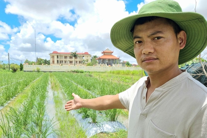 Chàng nông dân 9X Đỗ Văn Thao (SN 1991) ở xã Khánh Hồng, huyện Yên Khánh (Ninh Bình) được mọi người gọi với cái tên trìu mến là Thao cỏ "lạ". Bởi 5 năm qua, anh gắn bó với nghề trồng cỏ. Ảnh: Dân trí