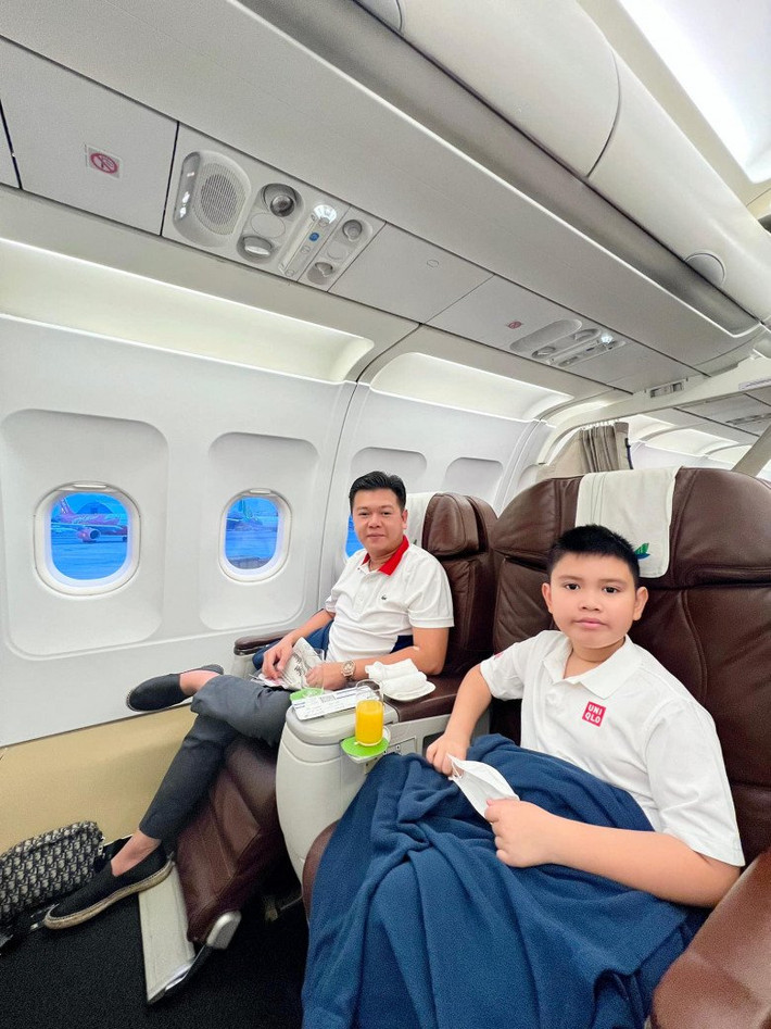 Năm 2022, lần đầu tiên sau gần 8 năm gia đình tan vỡ, doanh nhân Trần Văn Chương đưa con trai Gia Phúc về Việt Nam thăm mẹ. Ảnh: FBNV