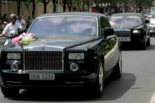 Dàn siêu xe bạc tỷ Văn Chương dùng để đón dâu, đặc biệt là chiếc Rolls Royce Phantom biển tứ quý 3333 thu hút sự quan tâm của truyền thông cùng đông đảo công chúng lúc bấy giờ. Thế nhưng, cuộc hôn nhân của họ chỉ kéo dài vỏn vẹn 3 năm. Ảnh: Internet