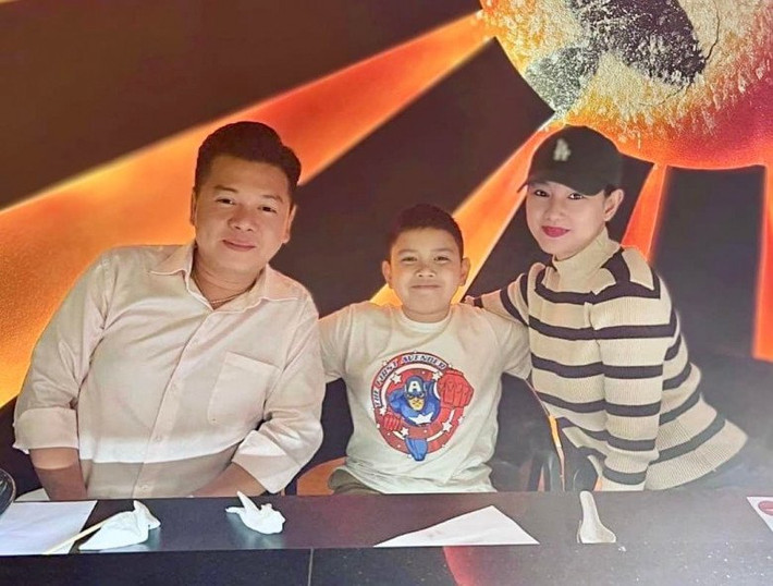 Gia Phúc được ăn bữa cơm đầm ấm có cả bố và mẹ bên cạnh. Văn Chương cũng không khỏi xúc động trước sự đoàn tụ này. Hiện tại, anh và vợ cũ Quỳnh Chi là những người bạn, cùng nhau chung tay nuôi dạy Gia Phúc trưởng thành. Ảnh: FBNV