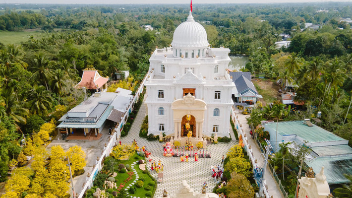 Thời gian gần đây, người dân miền Tây không khỏi trầm trồ về căn dinh thự vừa hoàn thiện, có kiến trúc vô cùng nổi bật ở Cần Thơ.
