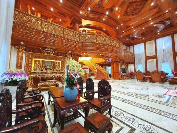 Ở bên trong, gỗ đỏ từ Lào được sử dụng cho nhiều hạng mục như cửa, cầu thang, trần nhà.