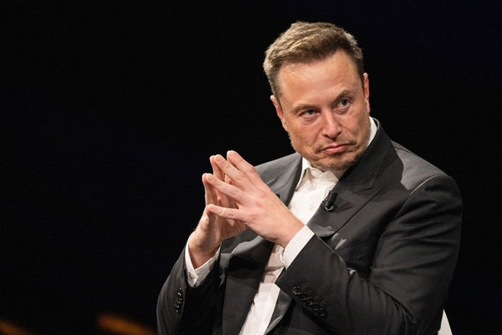 Đặc biệt, Elon Musk không bao giờ buôn chuyện với mọi người. Musk sẽ nói chuyện nếu có vấn đề cần nói. Ngay cả trong cuộc họp CEO Tesla cũng không lãng phí một giây phút nào và đi thẳng vào vấn đề luôn.