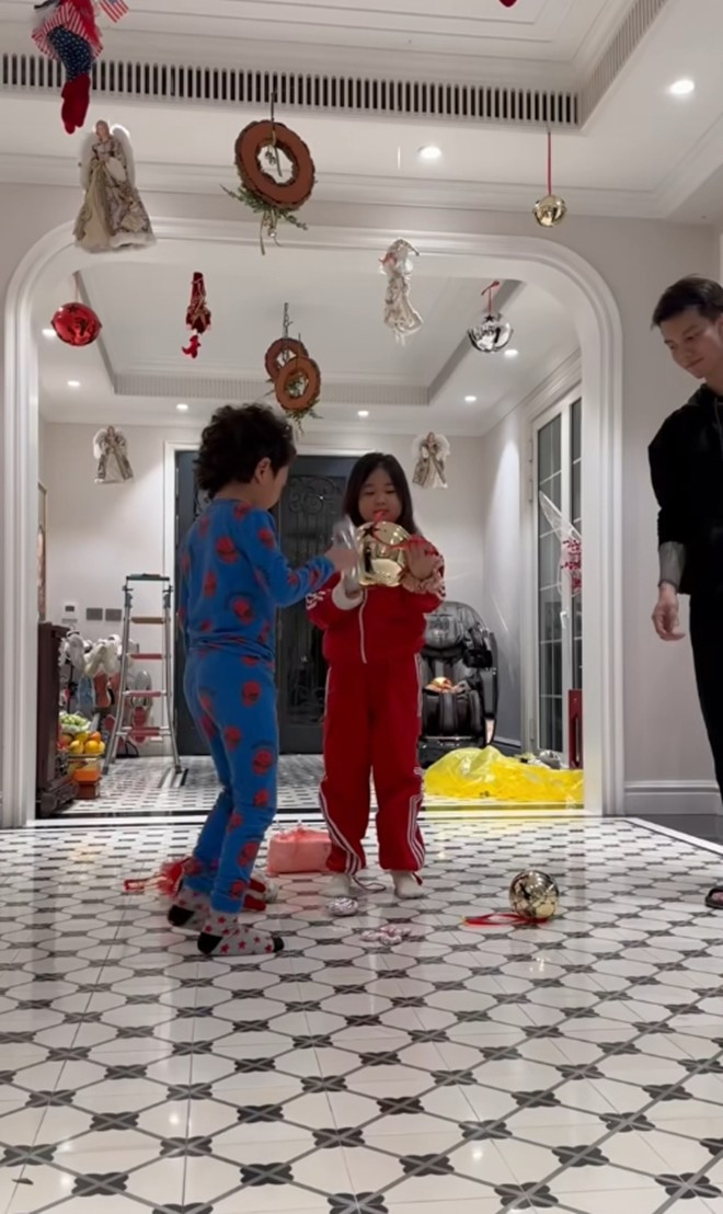 Các con Tuấn Hưng rất thích thú với công việc trang hoàng nhà cửa đón Giáng sinh.