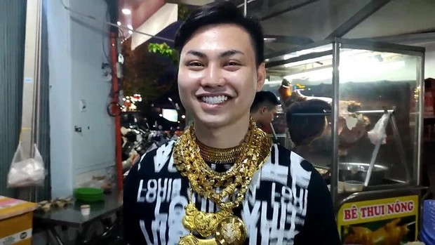 Nhiều khách ghé qua quán lẩu bò của gia đình Nguyễn Cường (23 tuổi) ở phường 5, quận 8 (TP HCM) bị thu hút bởi chàng chủ quán đeo vàng kín người. Ảnh: Phunuso