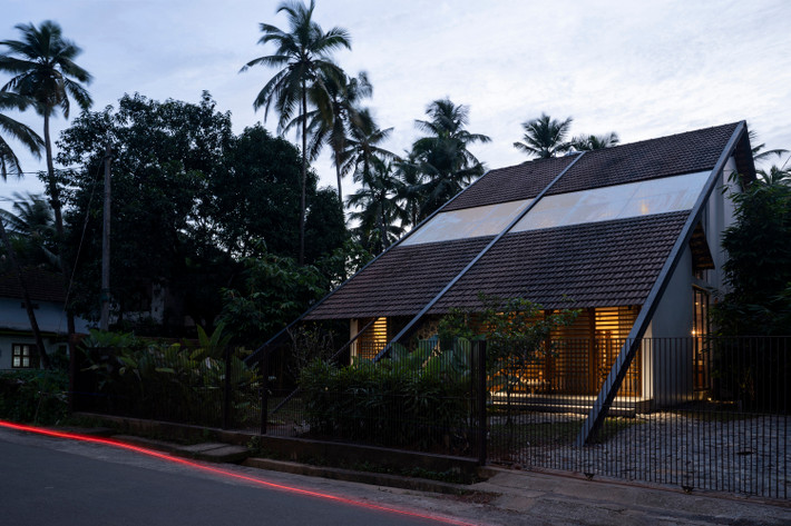 Ngôi nhà tọa lạc tại Kannur, một quận phía bắc Kerala Ấn Độ. Kerala có khí hậu biển ẩm ướt và mưa lớn trong mùa hè.