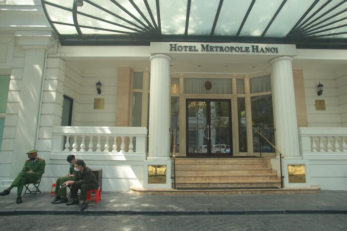 Tại Hà Nội, sáng 9/3, khách sạn Metropole cũng đã tạm dừng hoạt động do 2 du khách từng lưu trú ở đây được phát hiện dương tính với Covid-19. Ảnh: Saostar.