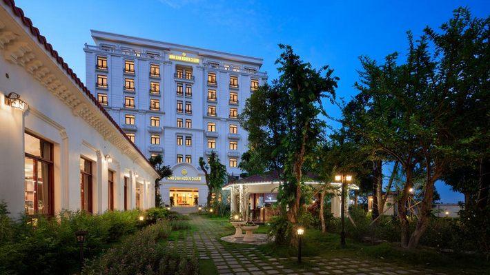 Trước đó, Ninh Bình cũng đã cách ly khẩn cấp 2 khách sạn, 1 homestay với gần 100 người do liên quan đến nữ bệnh nhân nhiễm Covid-19 thứ 17. Đó là khách sạn Hidden Charm (khu du lịch Tam Cốc - Bích Động) và khách sạn Banana Tree (xã Ninh Hải, huyện Hoa Lư, tỉnh Ninh Bình). Ảnh: ivivu.