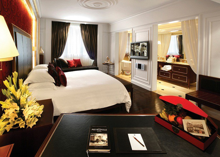 Nội thất được trang trí theo phong cách cổ điển mà sang trọng. Ảnh: Booking.