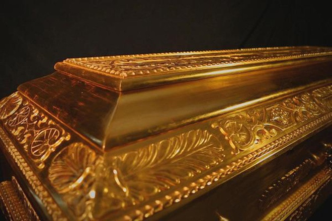 Mỗi chiếc quan tài có thiết kế khác nhau, phủ vàng 24 carat và mất 100-200 tiếng mới hoàn thành.