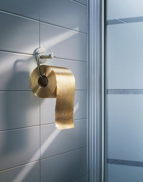 Nhờ mặt giấy được mạ vàng nên loại giấy này được giới siêu giàu rất ưa chuộng. Người mua có thể đặt riêng các họa tiết theo sở thích của mình.