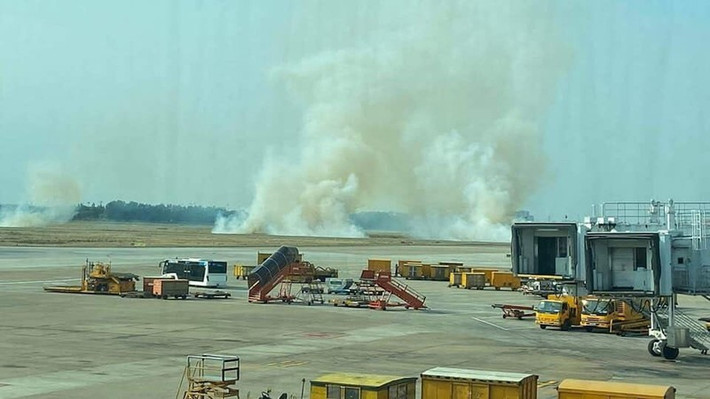 Khoảng 16h30 ngày 18/3, tàu bay Airbus A321 số hiệu VN-A392 của Vietnam Airlines đang di chuyển trên đường băng, chuẩn bị cất cánh tại sân bay Tân Sơn Nhất thì gặp vấn đề kỹ thuật về lốp máy bay. Ảnh: Lao động.