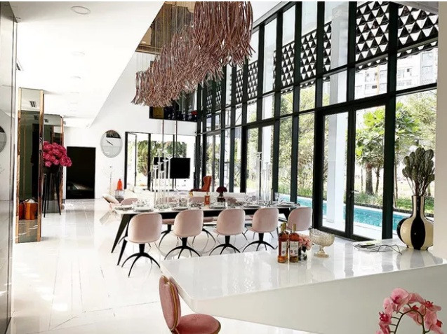 Phòng ăn hiện đại có view nhìn ra bên ngoài.
