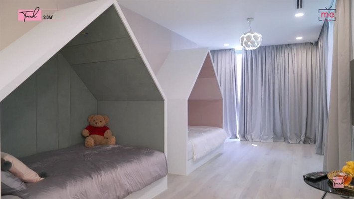 Tại tầng 1, nữ hoàng nội y chuẩn bị sẵn một phòng cho hai con nhỏ trong tương lai.