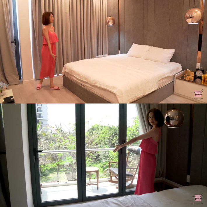 Phòng ngủ dành cho bố mẹ Ngọc Trinh thiết kế đơn giản. Ban công bên ngoài có bộ bàn ghế để uống trà, thư giãn.