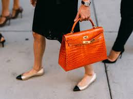Là thương hiệu nổi tiếng toàn cầu nhưng Hermès lại không có bộ phận tiếp thị. Thay vào đó, mọi cán bộ, nhân viên của công ty đều chịu trách nhiệm tiếp thị.