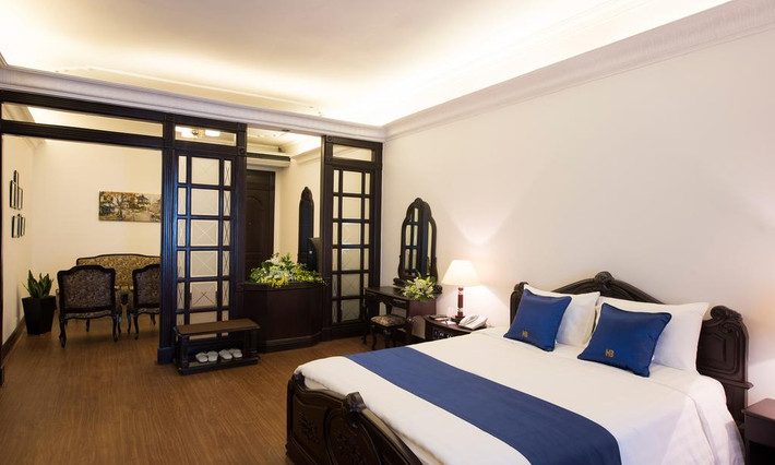 Khách sạn Hòa Bình có 103 phòng với đủ trang thiết bị hiện đại.