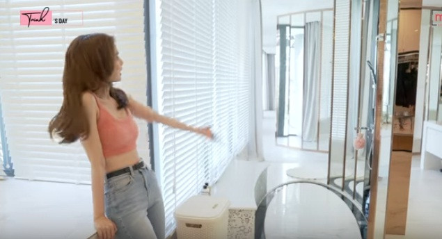 Bồn tắm đứng không có vách ngăn hiện đại.