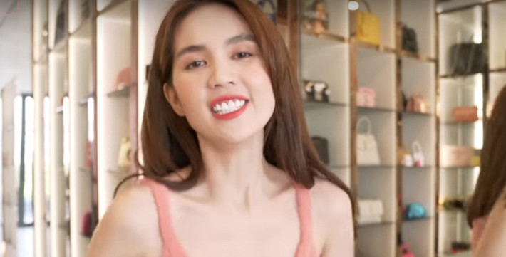 Căn phòng của Ngọc Trinh tràn ngập sắc hồng và bày trí toàn bộ số đồ hiệu mà người đẹp mua sắm thời gian qua.