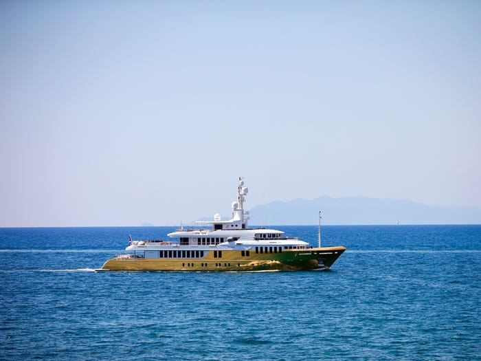 Du thuyền dài 55m và được định giá tới 20 triệu USD. Nó có thể cung cấp chỗ ở cho 12 hành khách và 12 thủy thủ.