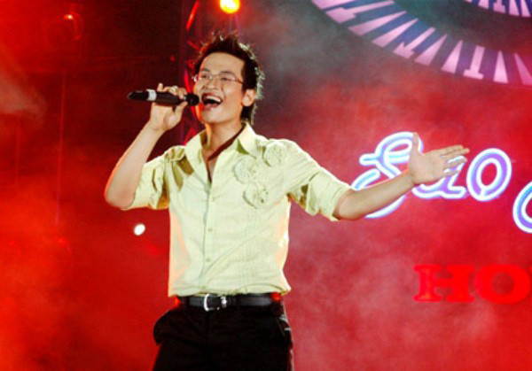 Dù gia đình bề thế song Hà Anh Tuấn chưa từng nhận mình là thiếu gia. Năm 23 tuổi, Hà Anh Tuấn vừa đi hát, vừa làm trợ lý cho bố và điều hành công việc kinh doanh của gia đình.