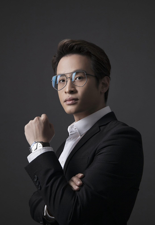 Hà Anh Tuấn là sao Việt đầu tiên ra tay hỗ trợ công tác chống dịch Covid-19. Theo đó, nam ca sĩ cùng 2 người bạn đã tài trợ tặng thiết bị máy móc, phụ kiện tổng thể để thiết lập 3 phòng điều trị cách ly áp lực âm tặng cho TP Hà Nội, TP HCM và tỉnh Quảng Ninh, giá trị lên tới gần 2 tỷ đồng.