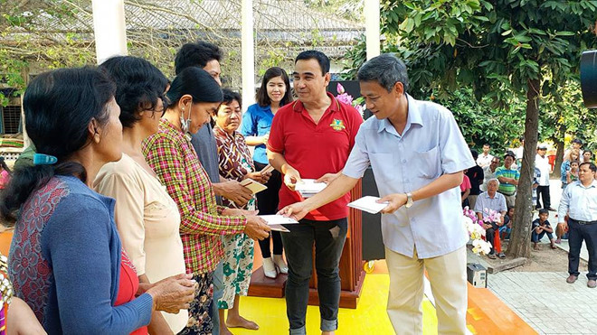 MC Quyền Linh còn thường xuyên dành thời gian tham gia các hoạt động thiện nguyện. Ảnh: FBNV.