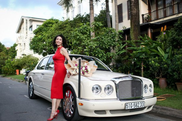 Người đẹp cũng có xế hộp Bentley sang trọng và đắt đỏ.