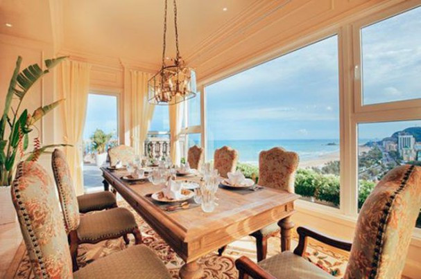 Ngoài ra, gia đình Hà Kiều Anh còn sở hữu một căn penthouse ở phố biển Vũng Tàu, thiết kế theo phong cách hoàng gia.