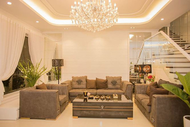 Tại tầng 1, nam ca sĩ Quang Hà tạo điểm nhấn bằng bộ ghế sofa màu nâu giữa phòng khách màu trắng. Ảnh: Tiền phong.