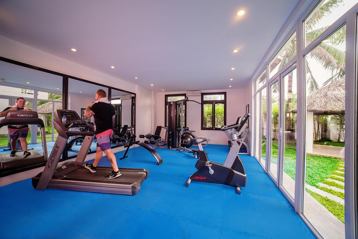 Phòng tập thể dục được trang bị máy móc hiện đại.