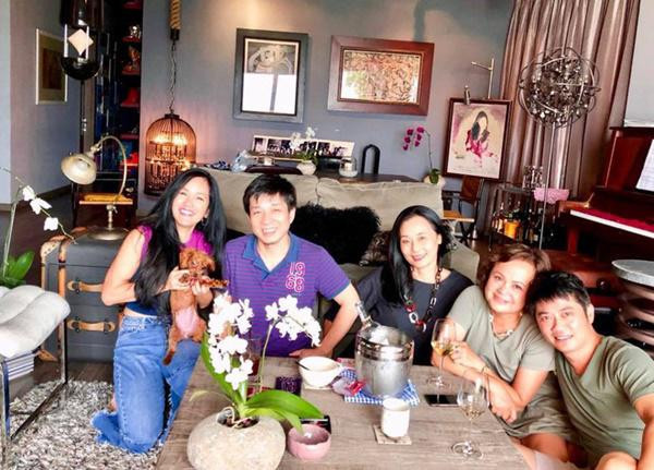 Căn hộ của 3 mẹ con Hồng Nhung thiết kế rất bắt mắt với tông màu nâu - xám cùng những món đồ nội thất ấn tượng đầy chất thơ.Ảnh: FBNV