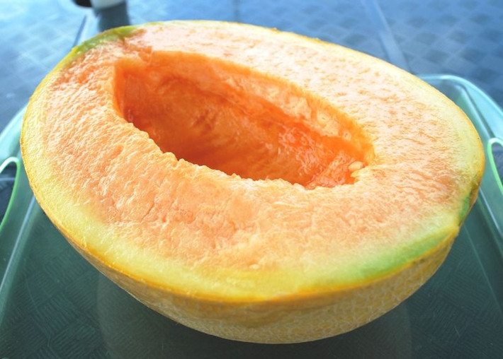 Đặc điểm của dưa lưới Yubari là ruột màu vàng cam, thân tròn đều, vị ngọt tan chảy trong miệng.