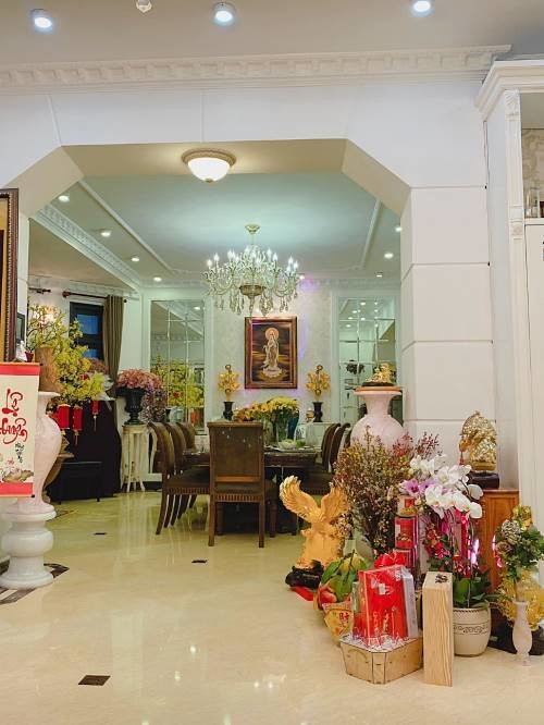 Bên trong nhà được trang trí theo phong cách cổ điển với gam màu nâu và trắng tạo cảm giác vừa ấm cúng.