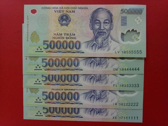Tờ tiền 500.000 đồng có kích thước 152 × 65 mm, màu xanh lơ - tím sẫm và là một trong những tờ tiền đẹp nhất Việt Nam hiện nay.